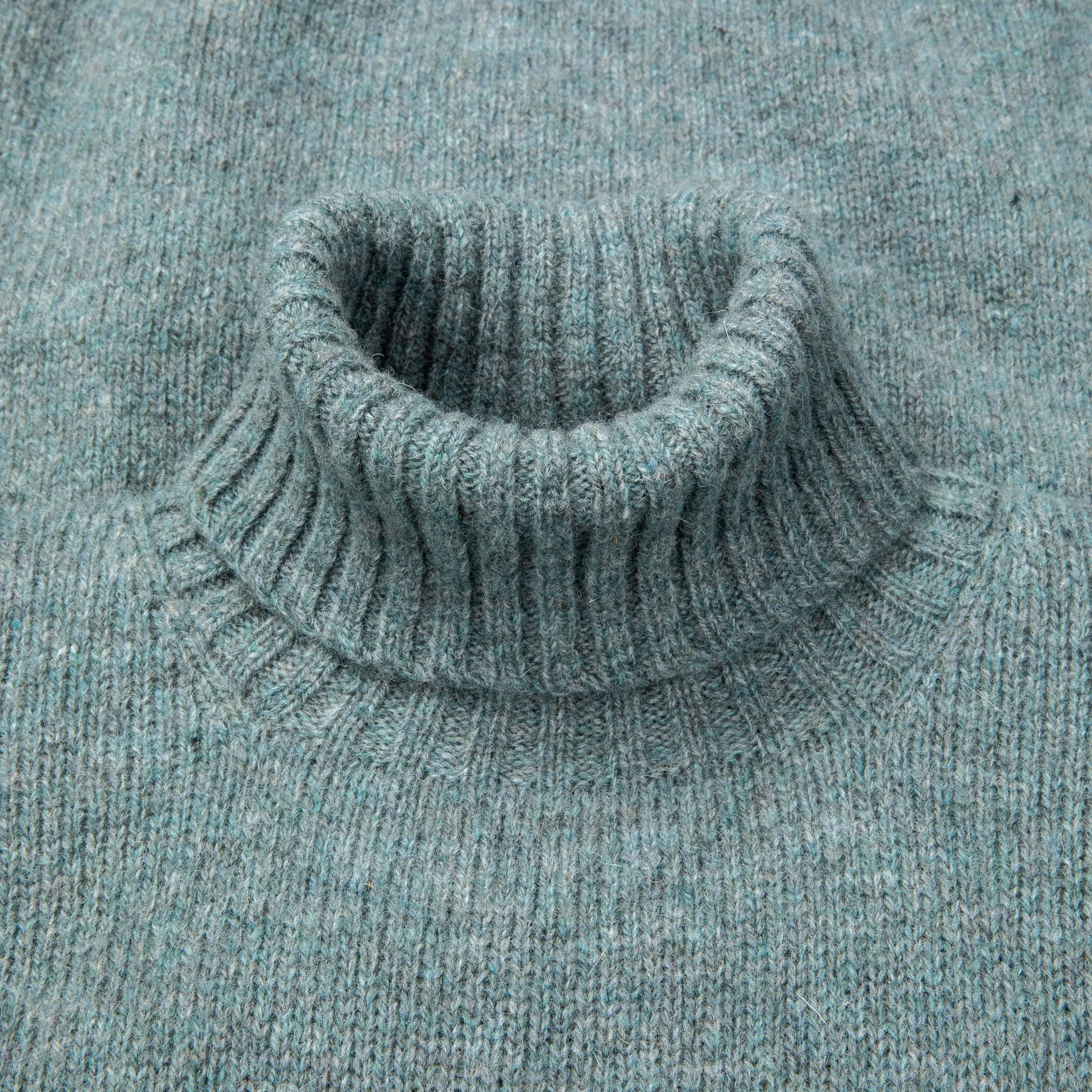 Laurence J. Smith Super Soft Seamless Roll Neck Pullover Graphite Green